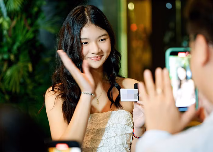 Là con của người nổi tiếng lại có ngoại hình nổi bật nên con gái Trần Bảo Sơn được nhiều nhãn hàng mời làm người mẫu quảng cáo.