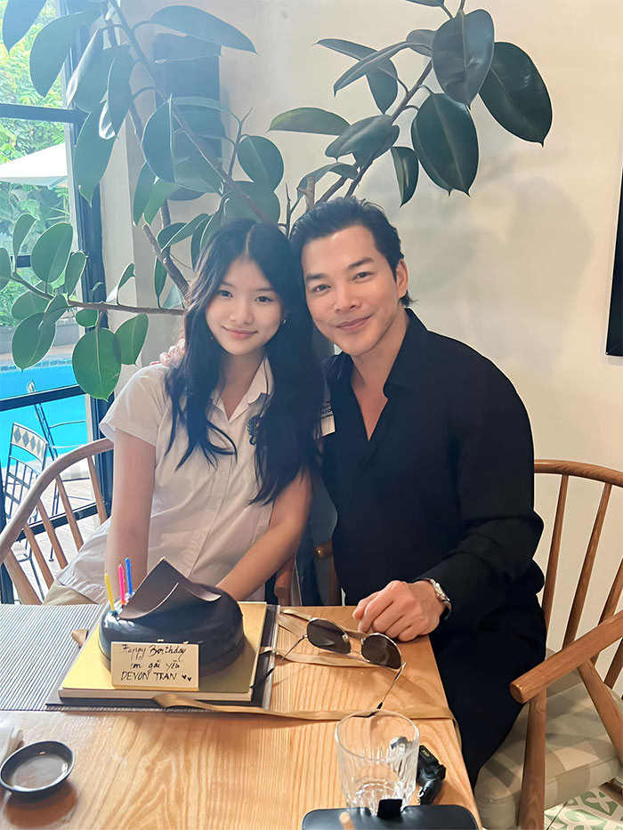 Bảo Tiên (Devon Tran), con gái của Trần Bảo Sơn và Trương Ngọc Ánh đã tròn 15 tuổi, ngày càng ra dáng thiếu nữ, ngoại hình xinh xắn, đáng yêu.