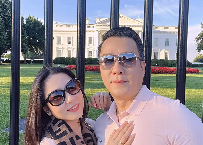 "Xuân đã sống một mình trong gần một năm qua và hôm nay Xuân dùng hết sự bình tĩnh để đăng thông tin này, Xuân chính thức chấm dứt mối quan hệ này và trở lại cuộc sống độc thân cả nhà ạ", nữ ca sĩ chia sẻ.