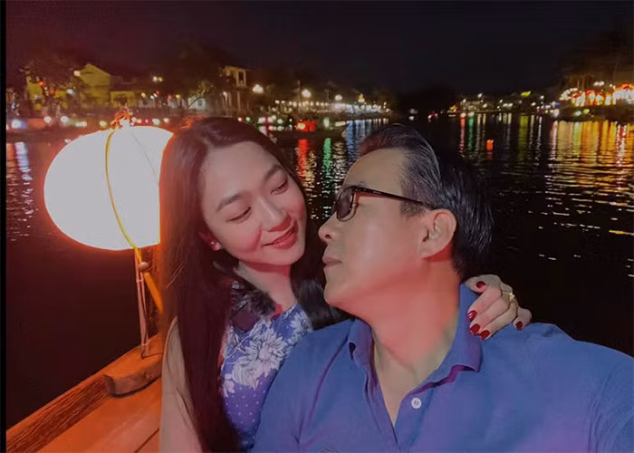 Trước đó, tháng 4/2022, Thắng Ngô cầu hôn Hà Thanh Xuân. Cả hai làm đám cưới vào ngày 2/5/2022 - trùng với sinh nhật Hà Thanh Xuân.