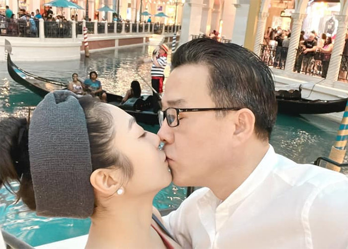 Anh âm thầm khẳng định mối quan hệ với Hà Thanh Xuân vẫn êm đẹp bằng cách phần lớn video Thắng Ngô đăng tải trên mạng xã hội đều lồng tiếng hát của Hà Thanh Xuân.