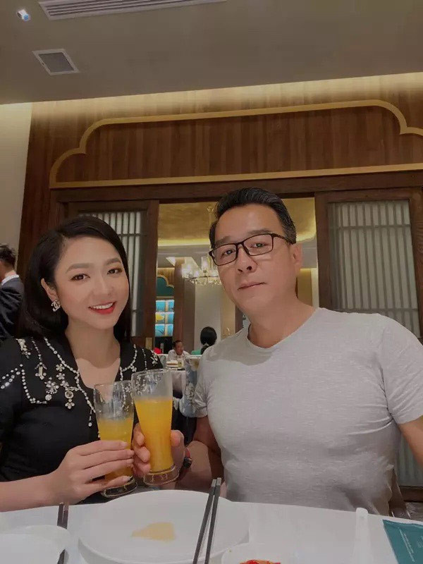 Cũng theo chia sẻ của nữ ca sĩ, cô và Thắng Ngô chưa từng đăng ký kết hôn: "Trước đây và đến bây giờ, Xuân chưa từng đăng ký kết hôn. Sau hai tháng quen biết và gặp gỡ anh Thắng, do sự mong muốn của hai gia đình và hai người trong cuộc, tưởng chừng mối quan hệ màu hồng thì đám cưới đã diễn ra rất nhanh chóng, đúng như nhận định của cả nhà...".