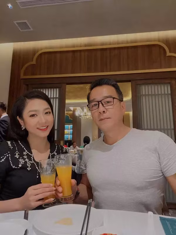 Cũng theo chia sẻ của nữ ca sĩ, cô và Thắng Ngô chưa từng đăng ký kết hôn: "Trước đây và đến bây giờ, Xuân chưa từng đăng ký kết hôn. Sau hai tháng quen biết và gặp gỡ anh Thắng, do sự mong muốn của hai gia đình và hai người trong cuộc, tưởng chừng mối quan hệ màu hồng thì đám cưới đã diễn ra rất nhanh chóng, đúng như nhận định của cả nhà...".