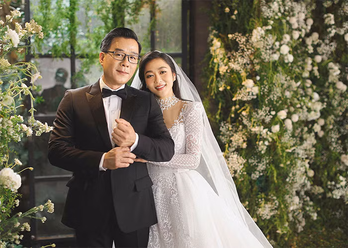 Cuộc hôn nhân của họ trở thành đề tài bàn tán và chỉ trích của cư dân mạng bởi đại gia Thắng Ngô từng lên truyền hình nói ngôn tình với vợ cũ, nhưng chỉ hai năm sau đã cưới vợ mới là ca sĩ Hà Thanh Xuân. Anh cũng dành lời khen “có cánh” cho nữ ca sĩ.