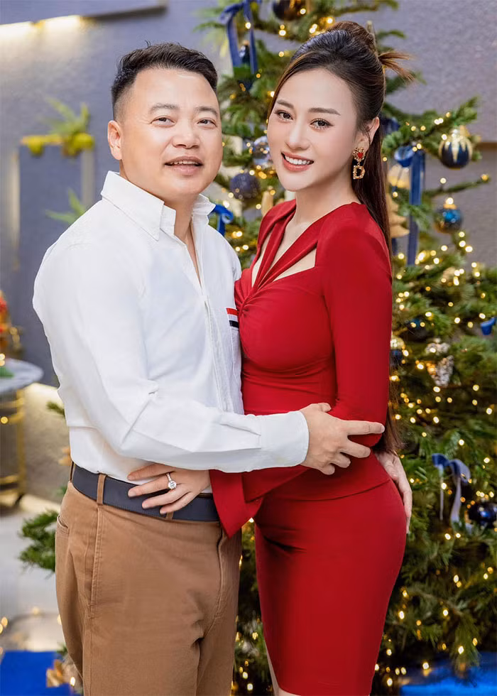 Ba bau Phuong Oanh xinh dep chup anh Giang sinh cung chong dai gia