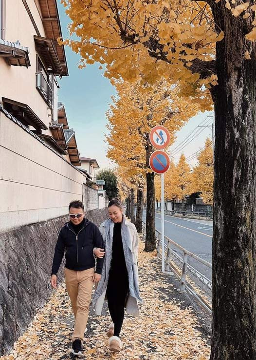 Hết nghén nên nữ diễn viên rất tươi tỉnh trong chuyến du lịch kết hợp công tác của chồng.