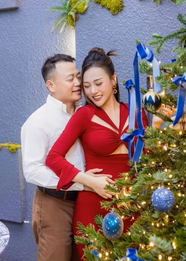 Shark Bình dành những ảnh mắt và cử chỉ tình tứ cho vợ khi chụp ảnh.