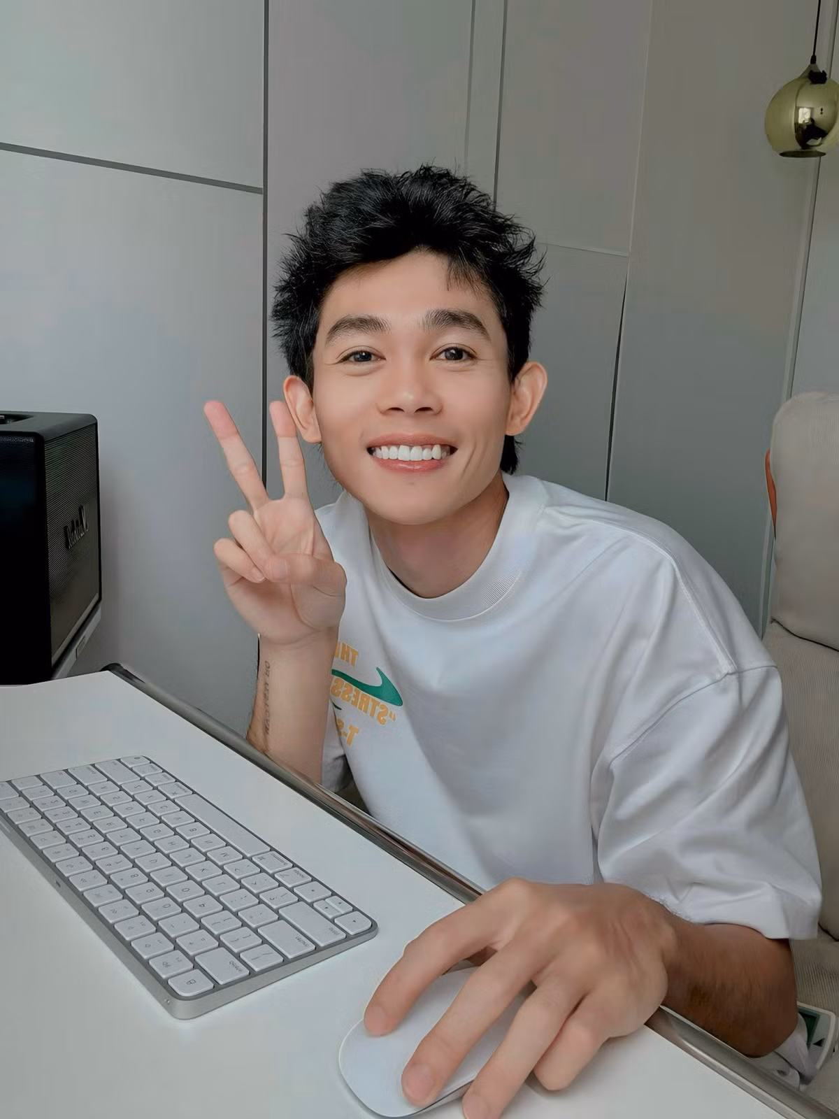 Sự việc khiến nam diễn viên nhận về không ít ý kiến trái chiều. Thậm chí, anh còn phải lên trang cá nhân thông báo rằng bản thân không trốn tránh và mấy ngày nay lo thống kê tin nhắn và bình luận “phim dở, uổng tiền quá” để tặng tiền cho khán giả.