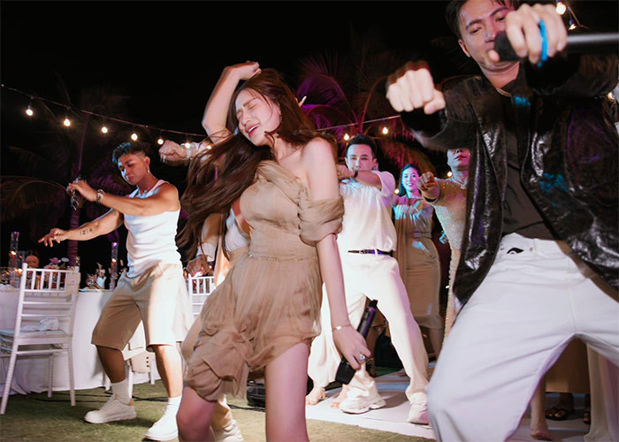 Những màn quậy của Hòa Minzy mang lại tiếng cười, sự sảng khoái cho các khách mời trong tiệc cưới.