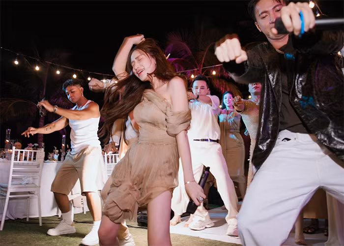 Những màn quậy của Hòa Minzy mang lại tiếng cười, sự sảng khoái cho các khách mời trong tiệc cưới.