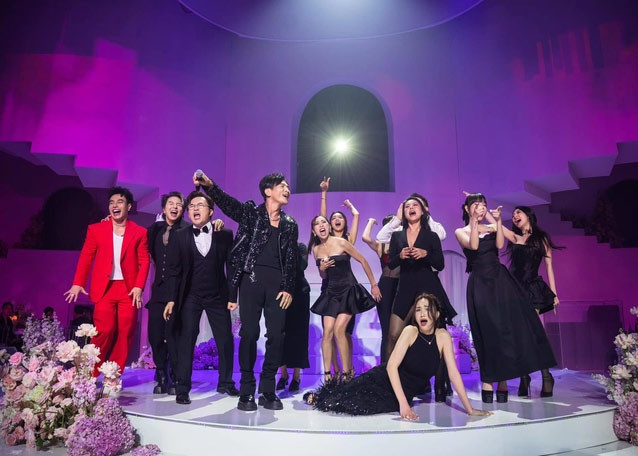 Giọng ca "Bật tình yêu lên" nhảy múa, quằn quại trên sân khấu trong tiệc cưới Puka - Gin Tuấn Kiệt.