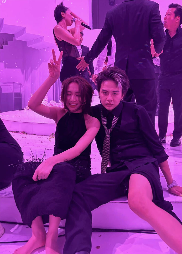 Hòa Minzy quậy tưng bừng cùng hội bạn thân trong đám cưới Puka tới mức đầu tóc, váy áo xộc xệch.