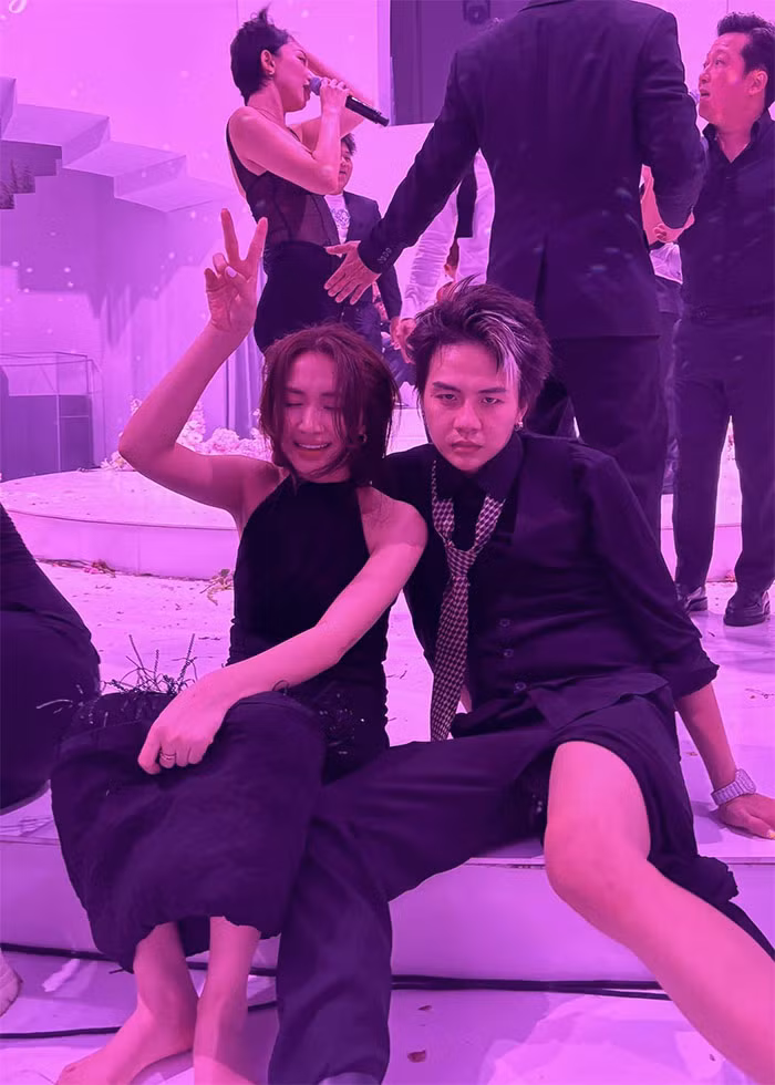 Hòa Minzy quậy tưng bừng cùng hội bạn thân trong đám cưới Puka tới mức đầu tóc, váy áo xộc xệch.