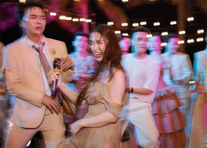 Nữ ca sĩ sinh năm 1995 quậy tưng bừng khiến không khí đám cưới Puka - Gin Tuấn Kiệt vô cùng sôi động.