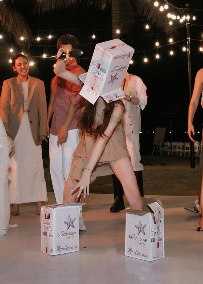 Buộc hết tà váy lên, Hòa Minzy quẩy hết cỡ khi đồng nghiệp hát trong đám cưới Puka.