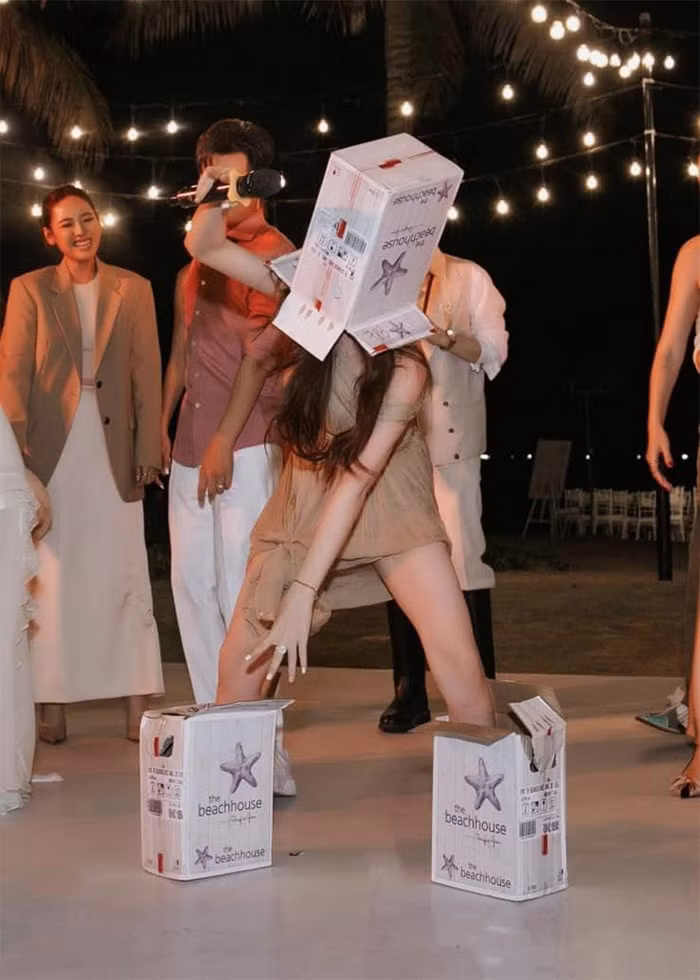 Buộc hết tà váy lên, Hòa Minzy quẩy hết cỡ khi đồng nghiệp hát trong đám cưới Puka.