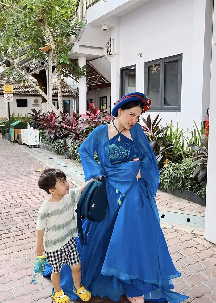 Tạo dáng cùng con trai, Hòa Minzy cũng không quên "lầy lội".