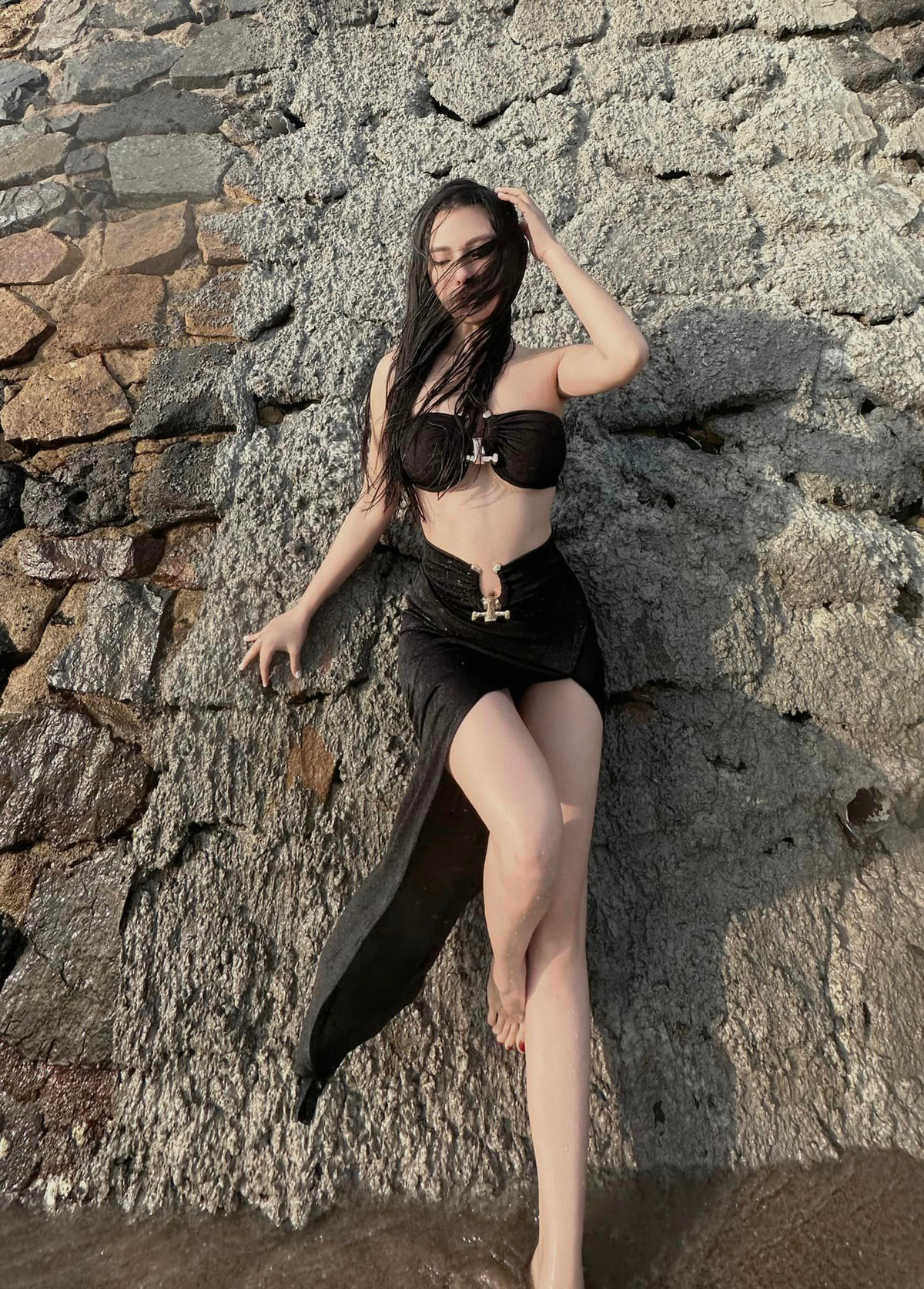 Bộ đồ đi biển với "tông" đen quyến rũ làm tôn lên vóc dáng đẹp, eo thon, đôi chân dài cùng làn da trắng nuột nà của nữ ca sĩ.