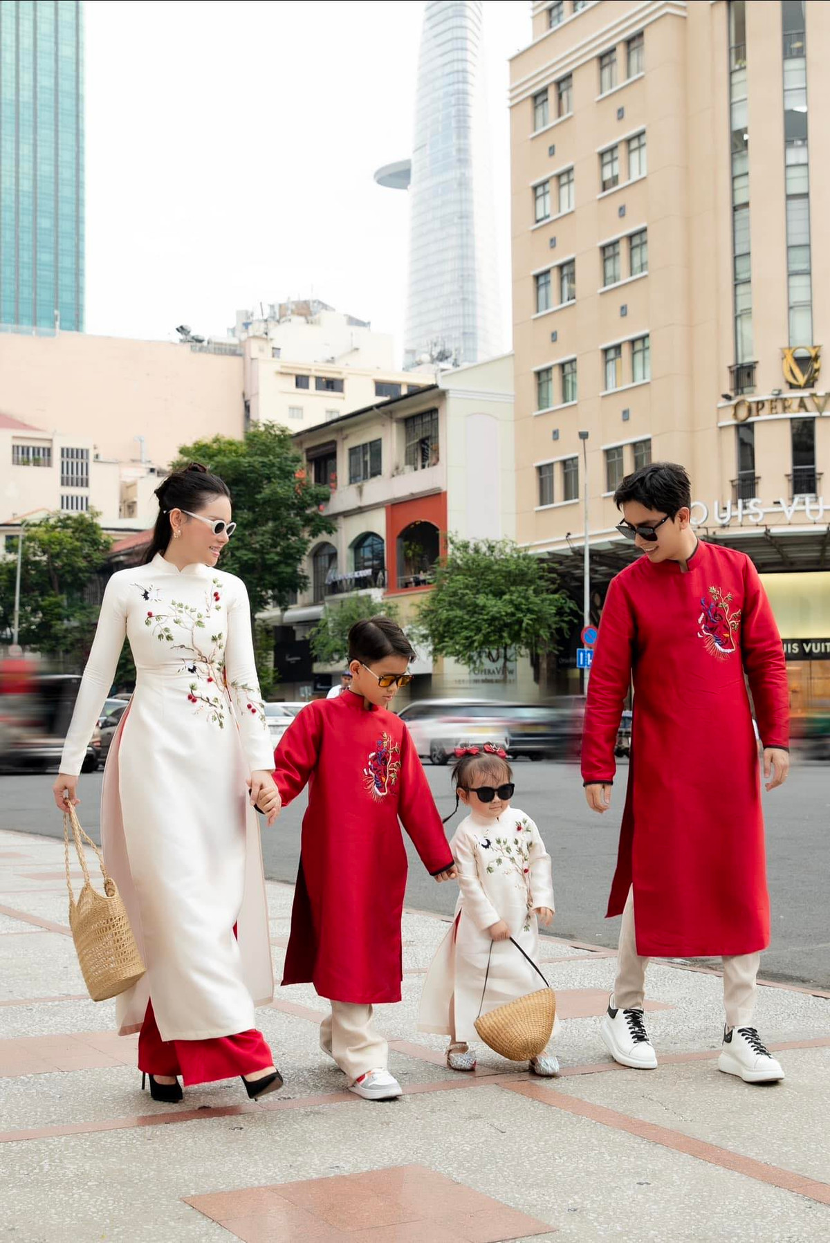 Hiện tại, ca sĩ Thu Thủy có ngoại hình trẻ trung, quyến rũ, không lép vế khi đứng cạnh chồng trẻ kém 10 tuổi.