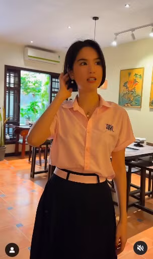 Trong chiếc áo sơ mi hồng kết hợp với chân váy đen dài quá đầu gối, nữ diễn viên "Chị chị em em 2" khiến fan của người đẹp liên tưởng tới hình ảnh của một nữ sinh Thái Lan.