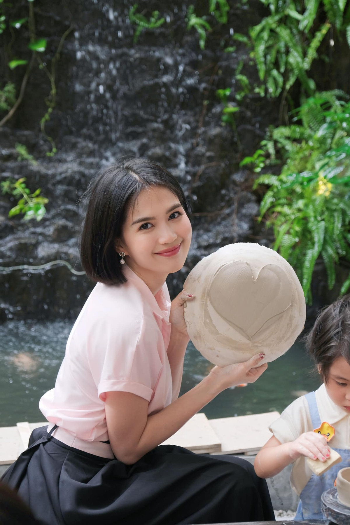 Lợi thế đó cũng giúp chân dài 8X dễ dàng "hack tuổi" với phong cách trẻ trung từ kiểu tóc đến trang phục.