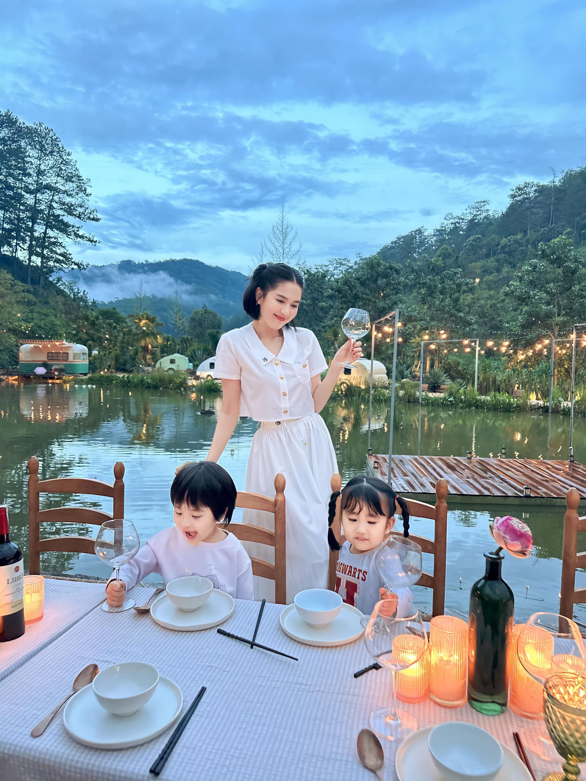 Ngọc Trinh chẳng ngại "cưa sừng làm nghé" với những kiểu tóc thiếu nhi, thắt nơ hay buộc hai bên điệu đà.