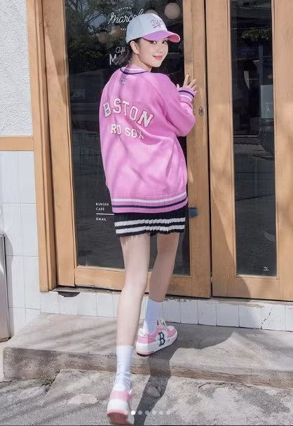 Cô chuộng gu thời trang đa phong cách, luôn biến hóa liên tục từ dịu dàng, trẻ trung, "cool ngầu", đến gợi cảm để tạo sự mới mẻ.