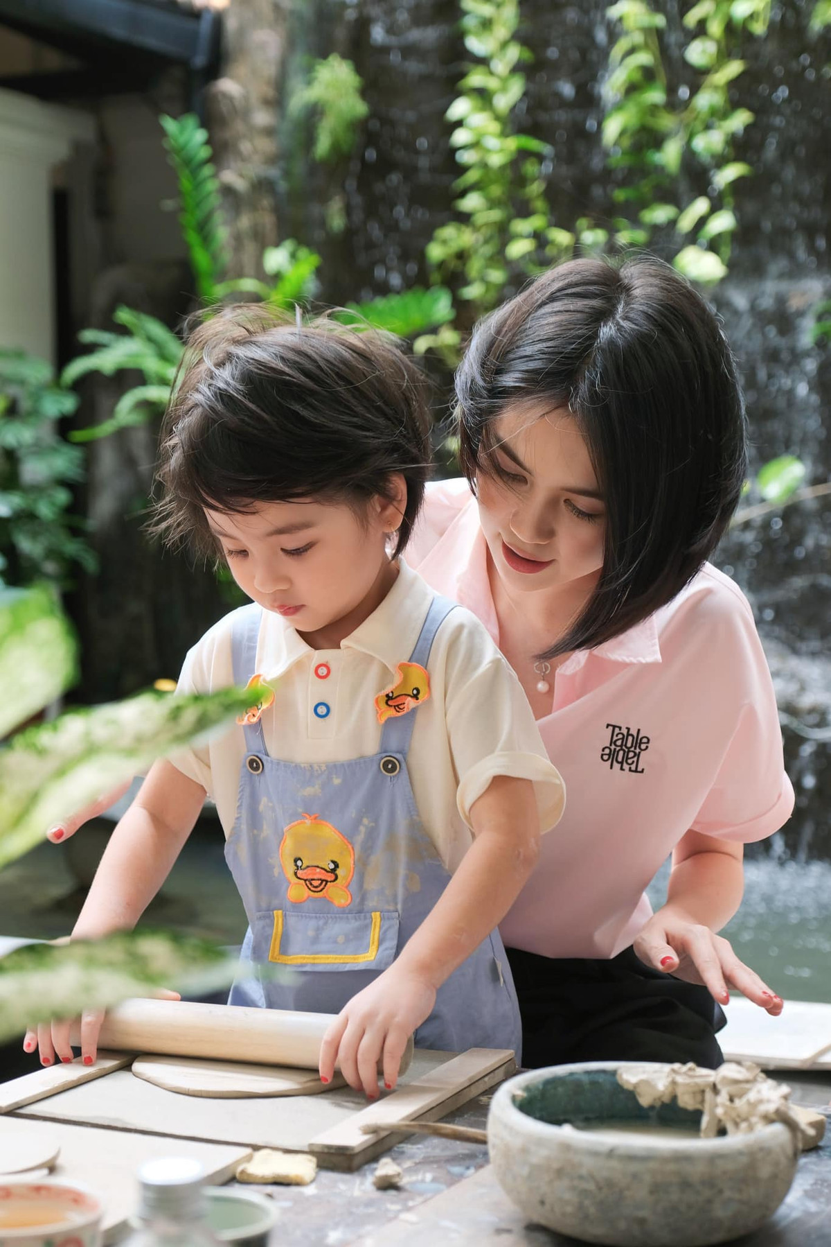 Từ khi cắt tóc ngắn, mỹ nhân gốc Trà Vinh được khen chăm lên đồ giản dị và "hiền" hơn.