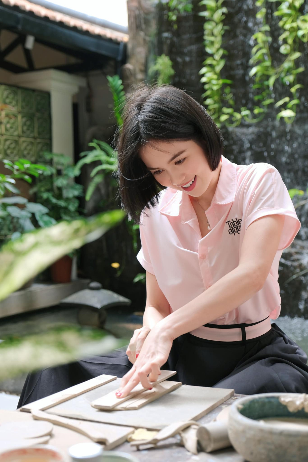 Dù ở tuổi U35 nhưng nhờ gương mặt bầu bĩnh, đôi mắt to tròn, làn da trắng cùng với tích cách vô tư và hài hước nên trông Ngọc Trinh trẻ hơn so với tuổi thật.