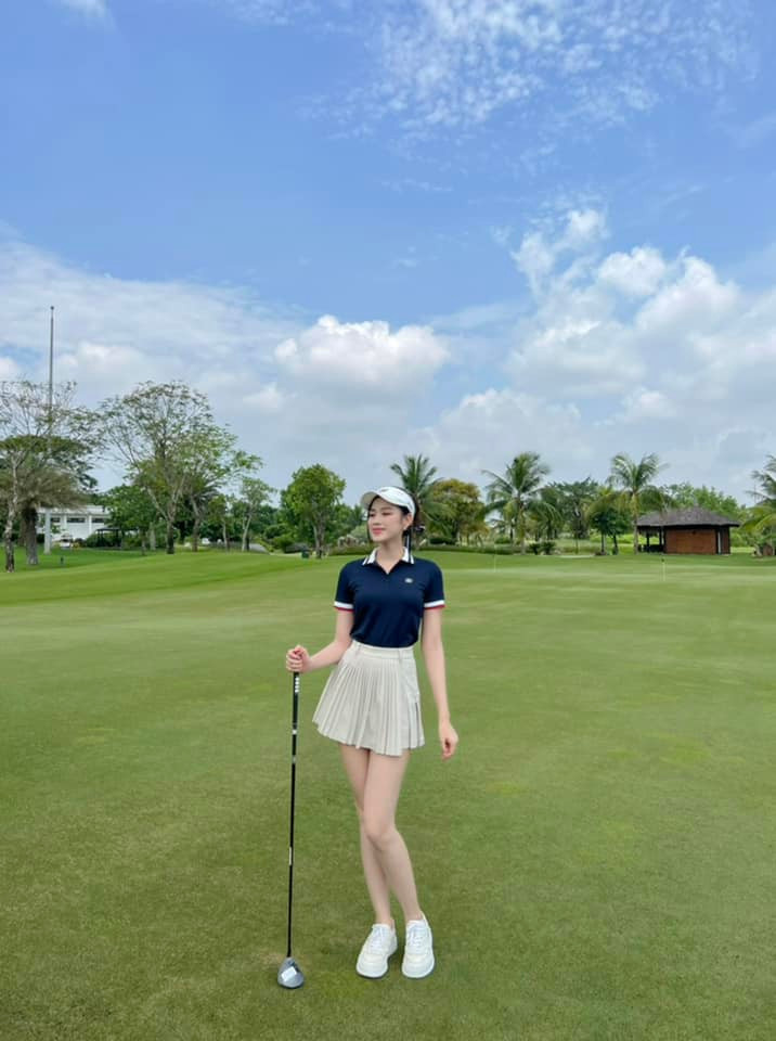 Mỹ nhân sinh năm 2001 luôn biết cách làm tôn lên đôi chân "cực phẩm" với thiết kế váy ngắn, xẻ đùi cao hay quần short...