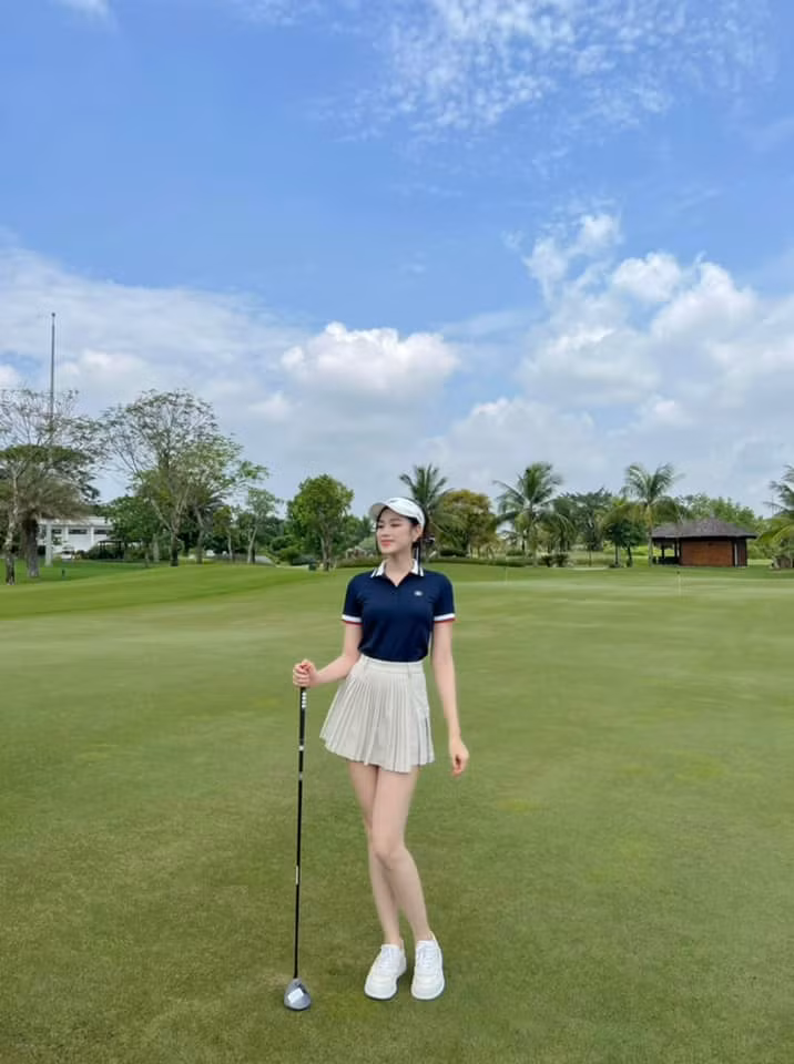 Mỹ nhân sinh năm 2001 luôn biết cách làm tôn lên đôi chân "cực phẩm" với thiết kế váy ngắn, xẻ đùi cao hay quần short...