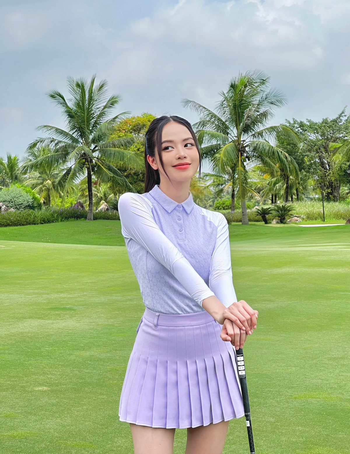 Nhan sắc cùng đôi chân dài của Hoa hậu Thanh Thủy cũng được đánh là "một chín một 10" so với đàn chị.