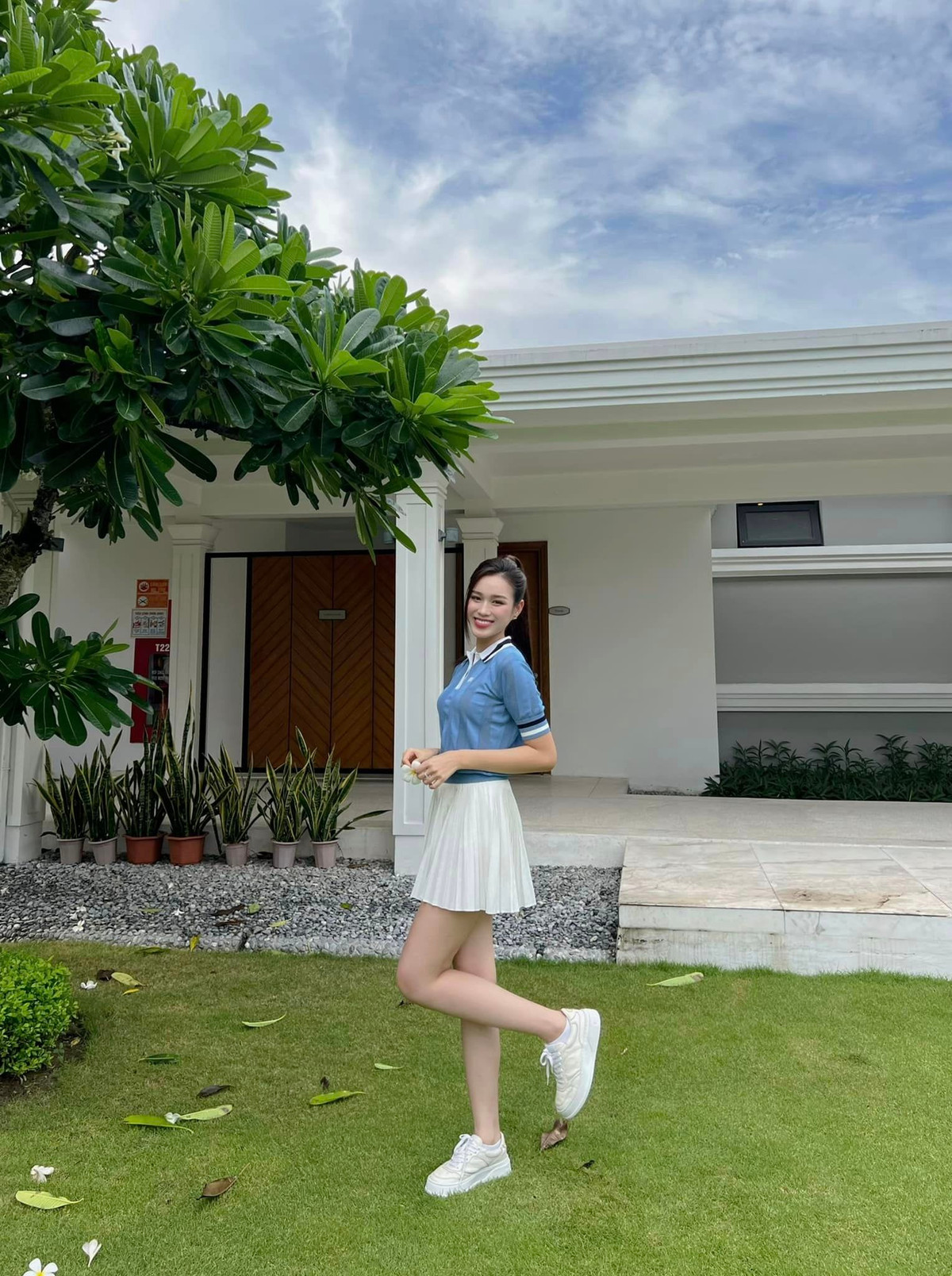 Đỗ Thị Hà sở hữu chiều cao 1m75 với đôi chân dài 1m1.