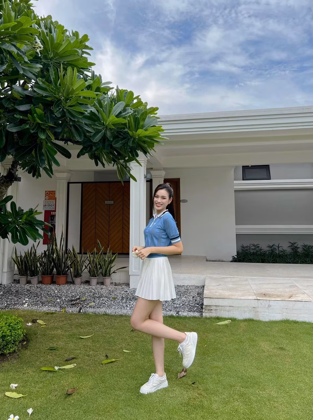 Đỗ Thị Hà sở hữu chiều cao 1m75 với đôi chân dài 1m1.