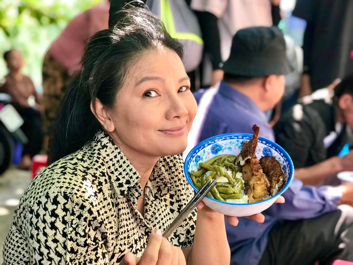 Trong phim mới, chị cũng vào vai người mẹ tảo tần, cam chịu. Kiều Trinh thường xuyên chia sẻ hình ảnh hậu trường làm phim vất vả nhưng nhiều niềm vui.