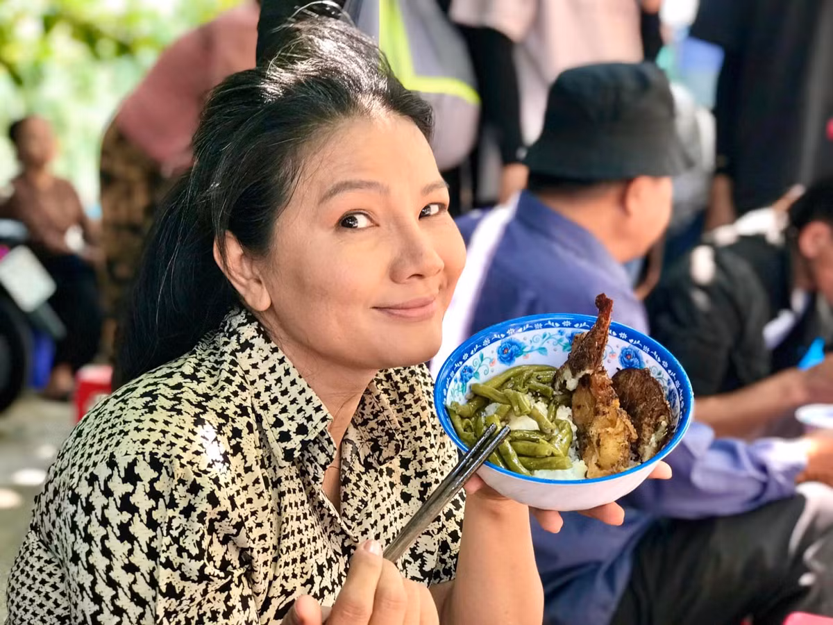 Trong phim mới, chị cũng vào vai người mẹ tảo tần, cam chịu. Kiều Trinh thường xuyên chia sẻ hình ảnh hậu trường làm phim vất vả nhưng nhiều niềm vui.