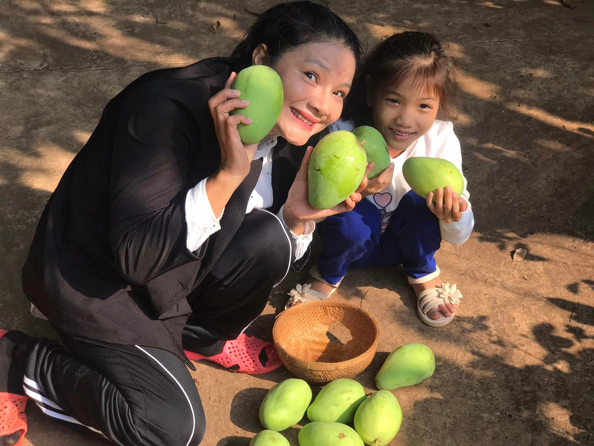 Cuối tuần, bà mẹ đơn thân đưa các con về quê Bình Phước để thăm thú và chăm sóc khu nhà vườn rộng 5.000m2 tràn ngập hoa trái. Kiều Trinh tìm thấy sự bình yên ở nơi đây khi có thời gian chăm sóc cho ba ruột của mình.
