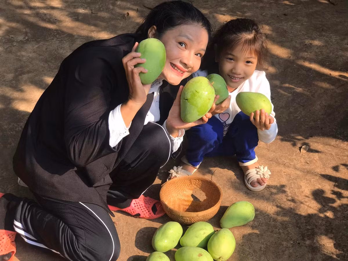 Cuối tuần, bà mẹ đơn thân đưa các con về quê Bình Phước để thăm thú và chăm sóc khu nhà vườn rộng 5.000m2 tràn ngập hoa trái. Kiều Trinh tìm thấy sự bình yên ở nơi đây khi có thời gian chăm sóc cho ba ruột của mình.