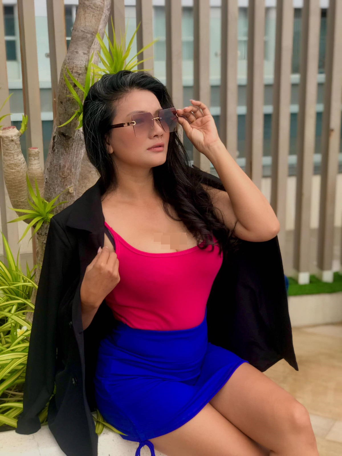 Ở tuổi U50, Kiều Trinh vẫn thu hút với vẻ ngoài gợi cảm. Ngoài đời, nữ diễn viên chuộng trang phục khoe ngực đầy.