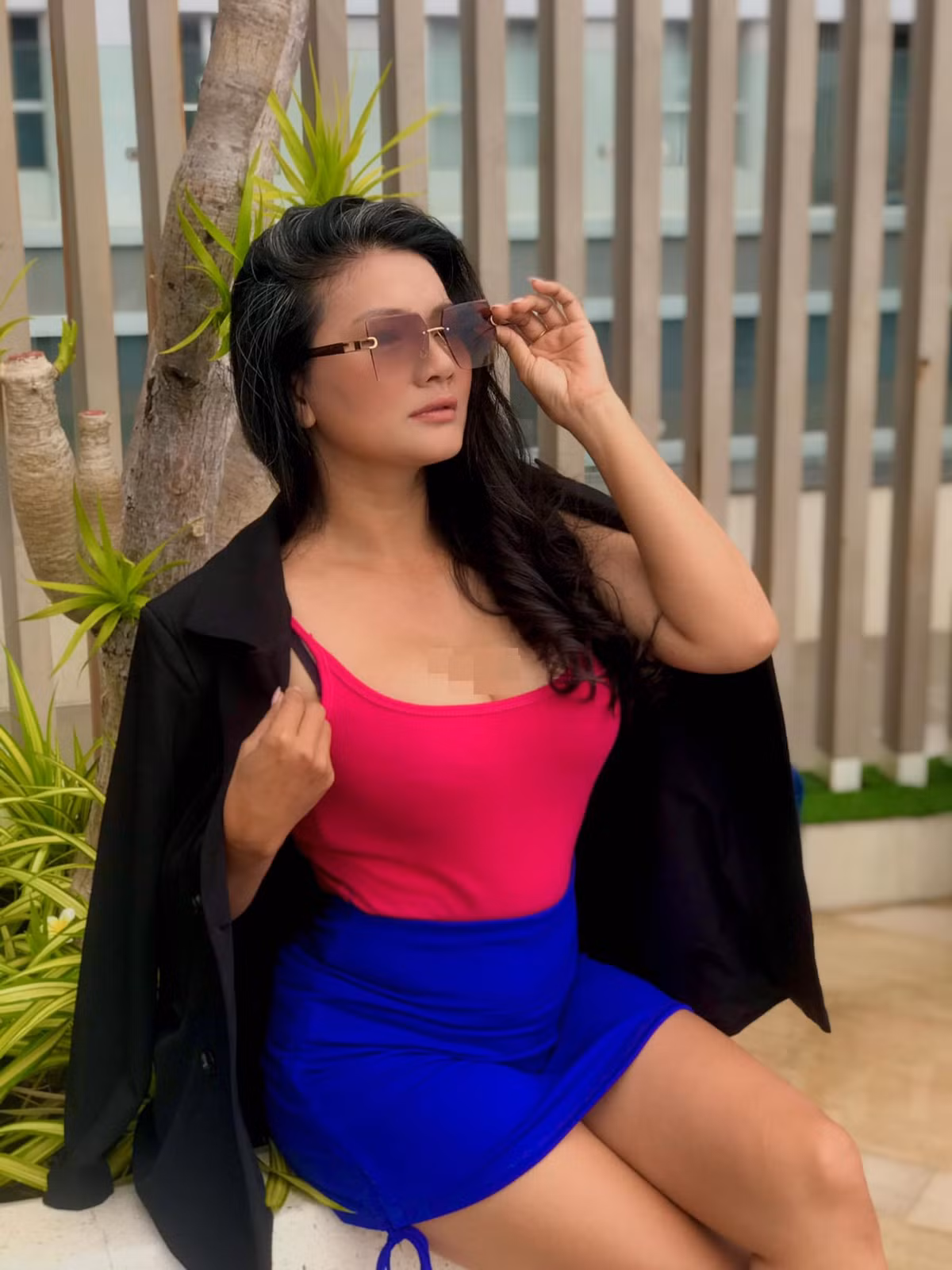 Ở tuổi U50, Kiều Trinh vẫn thu hút với vẻ ngoài gợi cảm. Ngoài đời, nữ diễn viên chuộng trang phục khoe ngực đầy.