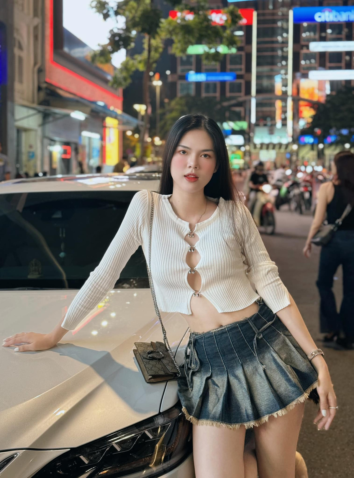 Nữ người mẫu quê gốc Cần Thơ sở hữu gu thời trang đường phố gợi cảm, thu hút mọi ánh nhìn.