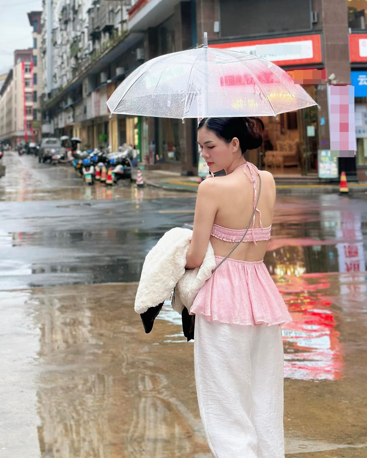 Chân dài 9X thường xuyên chia sẻ những khoảnh khắc xinh đẹp khi dạo phố.