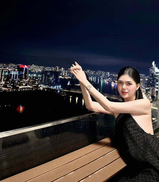 Từng đau khổ khi yêu, người đẹp 9X hiện khá kín tiếng trong chuyện tình cảm.