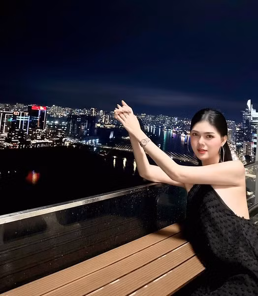 Từng đau khổ khi yêu, người đẹp 9X hiện khá kín tiếng trong chuyện tình cảm.