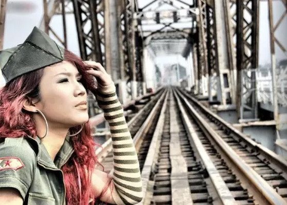 Khuôn mặt của Diệp Lâm Anh lúc mới làm người mẫu vẫn còn thô, mộc. (Ảnh: 2sao)