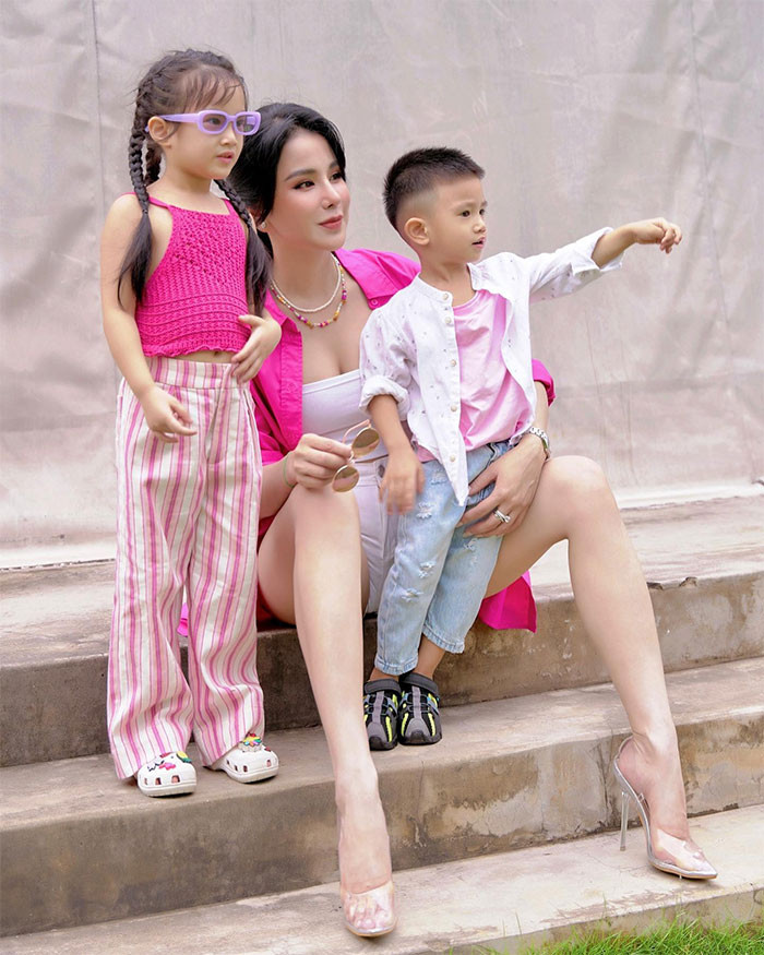 Tháng 8/2022, Diệp Lâm Anh - doanh nhân Phạm Nghiêm Đức đệ đơn ly hôn và bắt đầu cuộc chiến giành quyền nuôi con. Sau ly hôn, Diệp Lâm Anh chăm chỉ kinh doanh, bán hàng online để có tiền lo cho con. (Ảnh: FBNV)