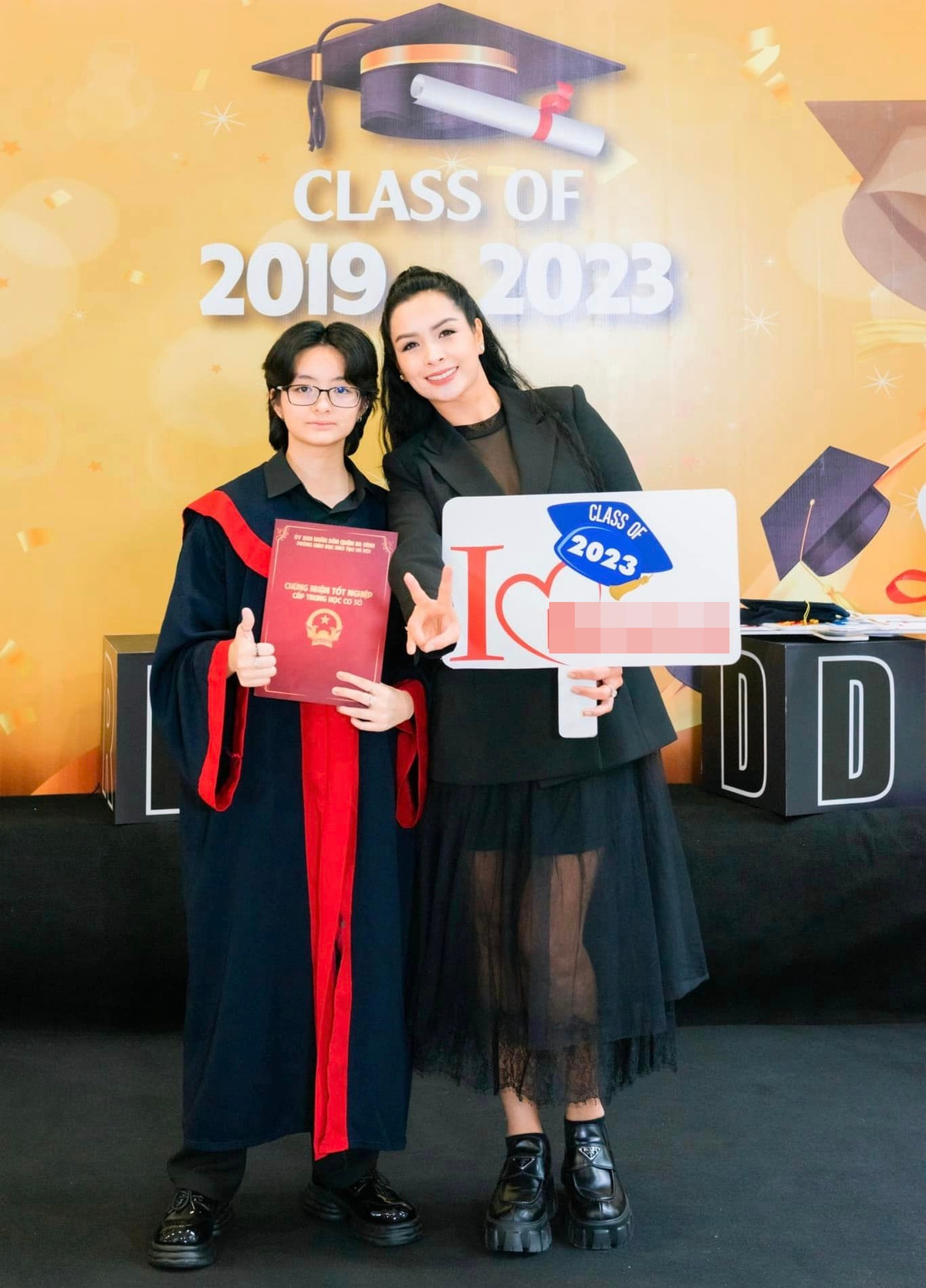 Con gái Thúy Hằng càng lớn càng giống mẹ như đúc với đôi mắt to tròn, khuôn miệng chúm chím.