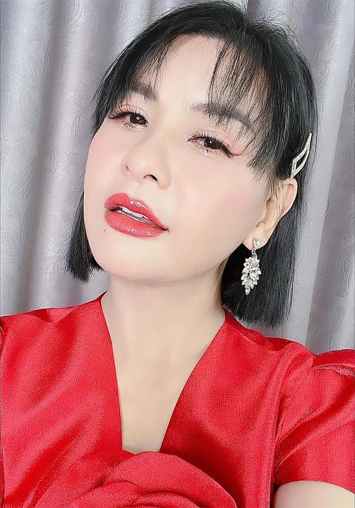 Nữ diễn viên sinh năm 1970 lập tực lên trang cá nhân nói rõ: "... Cát khẳng định một điều cái mặt của Cát chưa đụng dao kéo, chưa cắt mắt, chưa căng da gì đâu trời ơi! Các chị đừng nói như đúng rồi giùm em... Khi nào em đi căng da, cắt mí này nọ nọ kia em sẽ livestream cho các chế xem ạ!...".