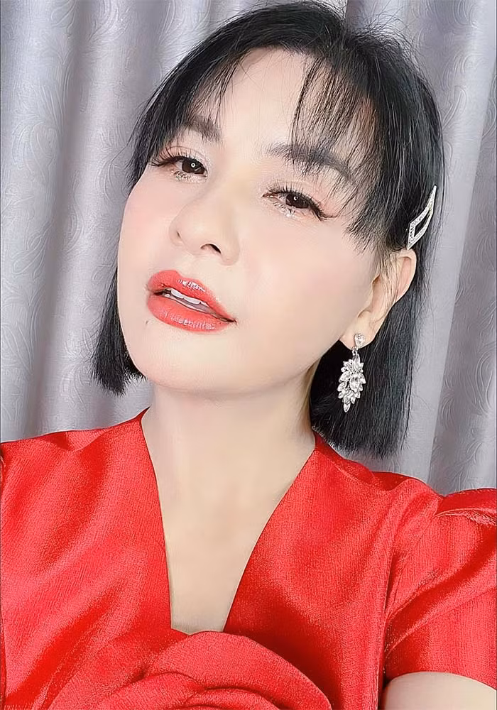 Nữ diễn viên sinh năm 1970 lập tực lên trang cá nhân nói rõ: "... Cát khẳng định một điều cái mặt của Cát chưa đụng dao kéo, chưa cắt mắt, chưa căng da gì đâu trời ơi! Các chị đừng nói như đúng rồi giùm em... Khi nào em đi căng da, cắt mí này nọ nọ kia em sẽ livestream cho các chế xem ạ!...".