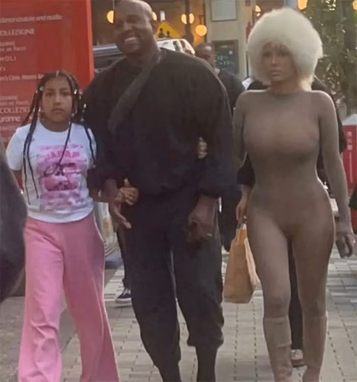 Cùng con gái riêng của Kanye West dạo phố, Bianca vẫn theo style mà cô đã chọn. (Ảnh: Instagram)